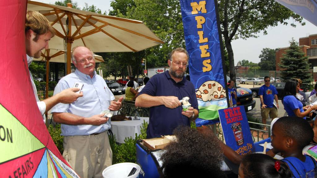 Die Bn&Jerry's-Gründer Ben Cohen (zweiter von links) und der nun abgetretene  Jerry Greenfield (Mitte) beim Verteilen von Glace an einer politischen Veranstaltung im Jahr 2006. (Archivbild)
