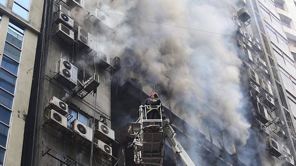 An der Bekämpfung des Brandes in Dhaka beteiligten sich zahlreiche Einheiten der Feuerwehr. Auch die Armee unterstützte den Grosseinsatz. Helikopter warfen Wasser über dem brennenden Büroturm ab.