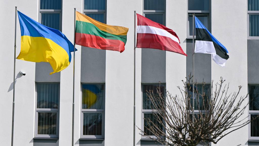 ARCHIV - Die Flaggen der Ukraine (l-r), von Litauen, von Lettland und von Estland. Foto: --/https: