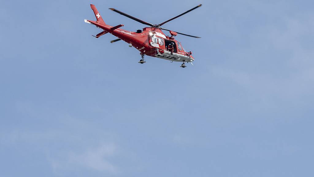 Der bewusstlose Mann wurde mit einem Helikopter in ein Spital geflogen. (Archivbild)