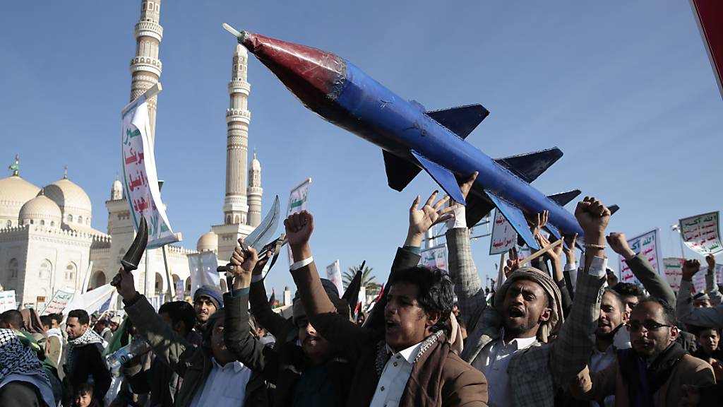 ARCHIV - Huthi-Anhänger nehmen an einer Kundgebung zur Unterstützung der Palästinenser im Gazastreifen und gegen die USA teil. Foto: Osamah Abdulrahman/AP/dpa