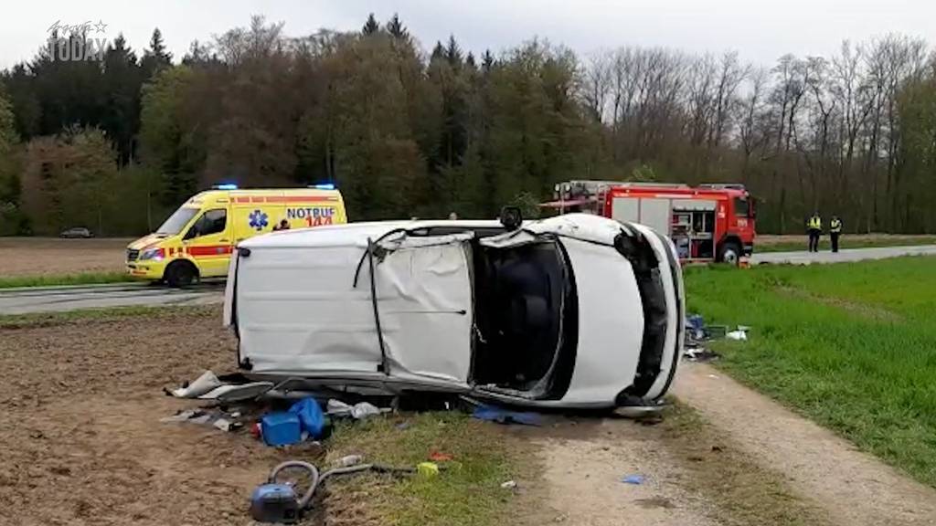 Auto überschlägt sich und landet in Wiese – Feuerwehr musste Beifahrerin befreien