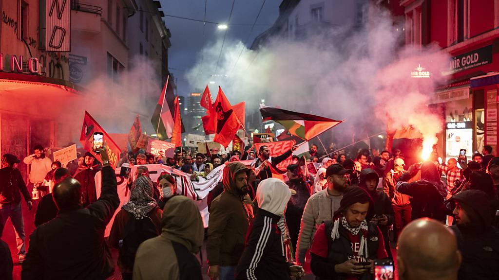 500 Menschen ziehen an Palästina-Demo durch Zürich – 25 Wegweisungen