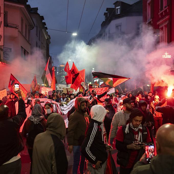 500 Menschen ziehen an Palästina-Demo durch Zürich – 25 Wegweisungen