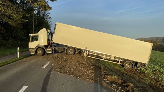 Lastwagen steht in Mauensee quer – Strasse war stundenlang gesperrt