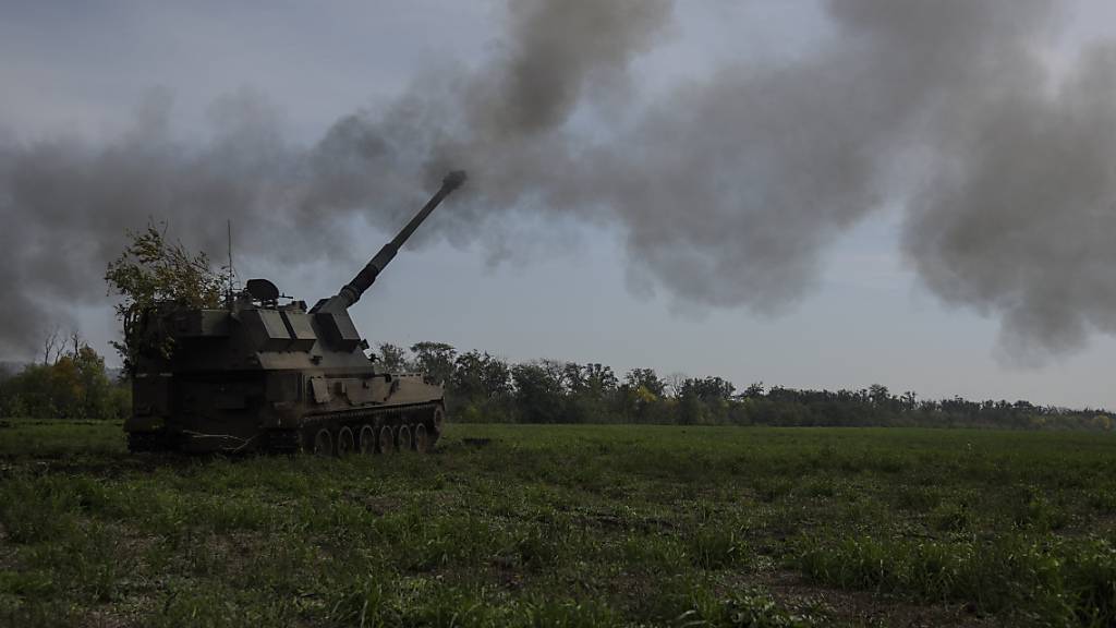 Ein polnisches selbstfahrendes gepanzertes Artilleriegeschütz AHS Krab feuert auf russische Stellungen. Foto: Inna Varenytsia/AP/dpa