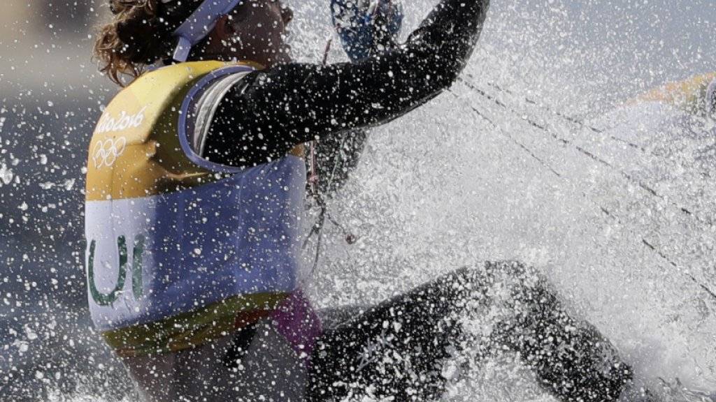 Nathalie Brugger (im Bild) arbeitet sich auf dem Nacra 17 mit Matias Bühler vor dem Medal Race auf den 6. Rang vor