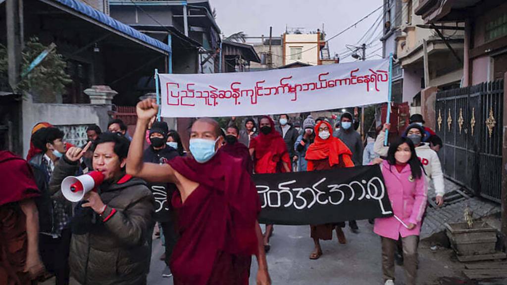 Junge Aktivisten und buddhistische Mönche nehmen an einer Protestkundgebung gegen die Militärregierung teil. Am ersten Jahrestag des Militärputsches in Myanmar haben zahlreiche Menschen in dem Krisenland gegen die Unterdrückung des Volkes durch die Junta protestiert. Foto: Uncredited/AP Photo/dpa