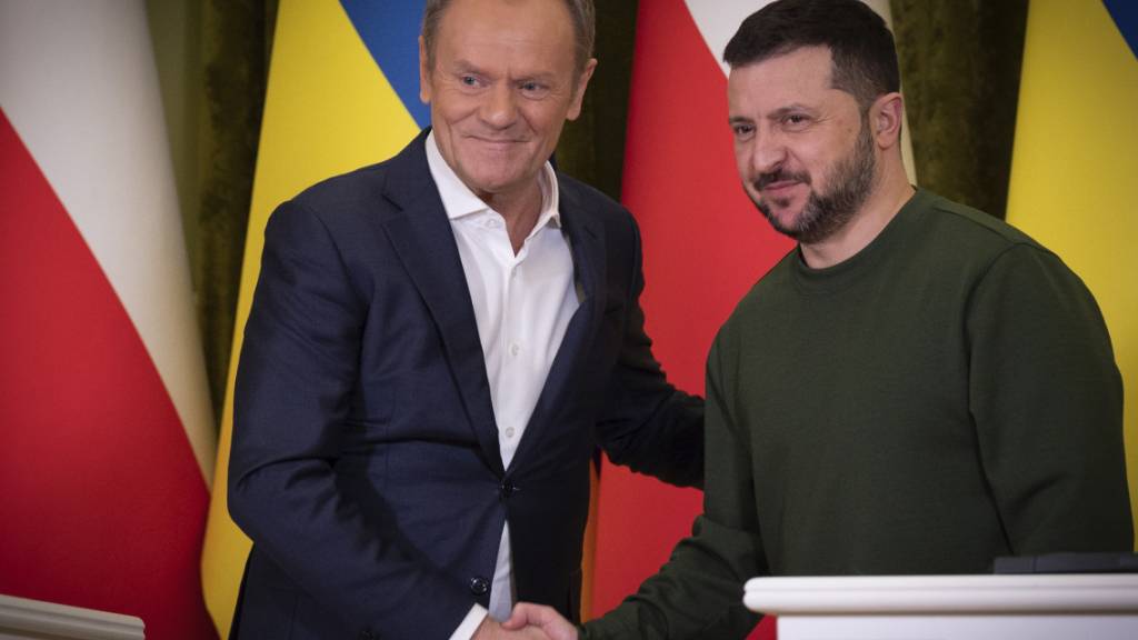 HANDOUT - Wolodymyr Selenskyj (r), Präsident der Ukraine, und Donald Tusk, Ministerpräsident von Polen, schütteln sich während ihres Treffens die Hände. Foto: Uncredited/Ukrainian Presidential Press Office/AP/dpa - ACHTUNG: Nur zur redaktionellen Verwendung und nur mit vollständiger Nennung des vorstehenden Credits