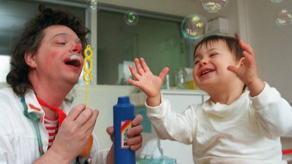 Nach der Begegnung mit den Spassmachern haben Kinder im Spital weniger Angst vor einer Operation. (Archiv)