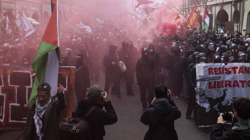 Verletzte, Sachschaden, hohe Polizeikosten: Die Pro-Palästina-Demo vom vergangenen Oktober in Bern eskalierte. (Archivbild)