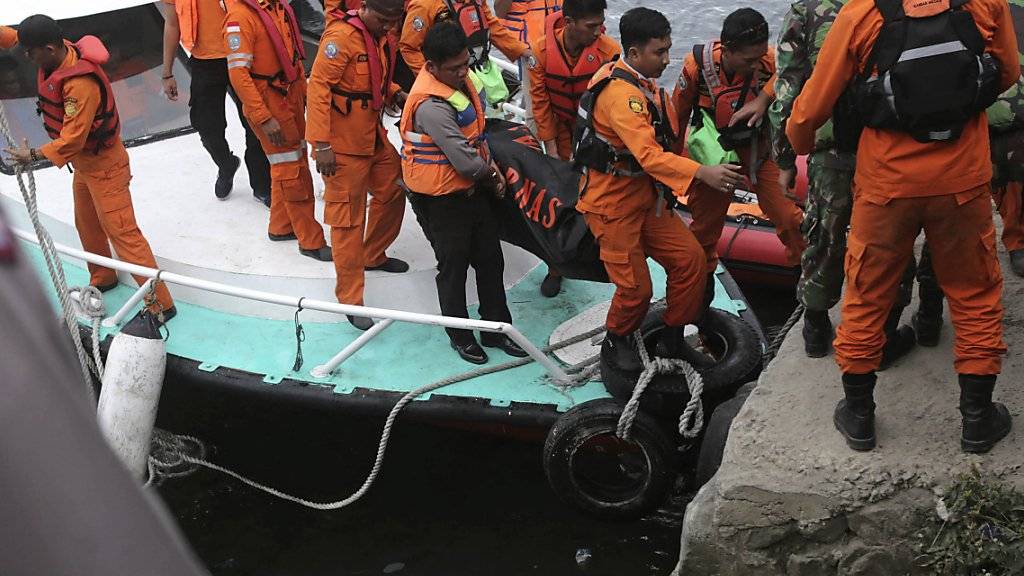 Rettungskräfte konnten zwei Passagiere der am Dienstag in Indonesien untergegangenen Fähre nur noch tot bergen.