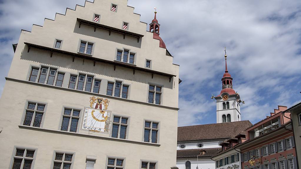 Das Rathaus von Sursee: Die Stadt erlebt finanziell eine Durststrecke. (Archivbild)