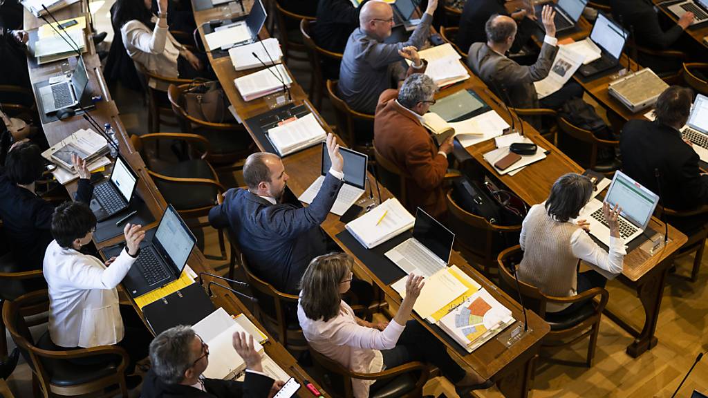 Der St. Galler Kantonsrat wird in der am Montag beginnenden Septembersession unter anderem darüber entscheiden, ob das bisherige Alkoholverkaufsverbot in Badeanstalten ausgehoben wird. (Archivbild)