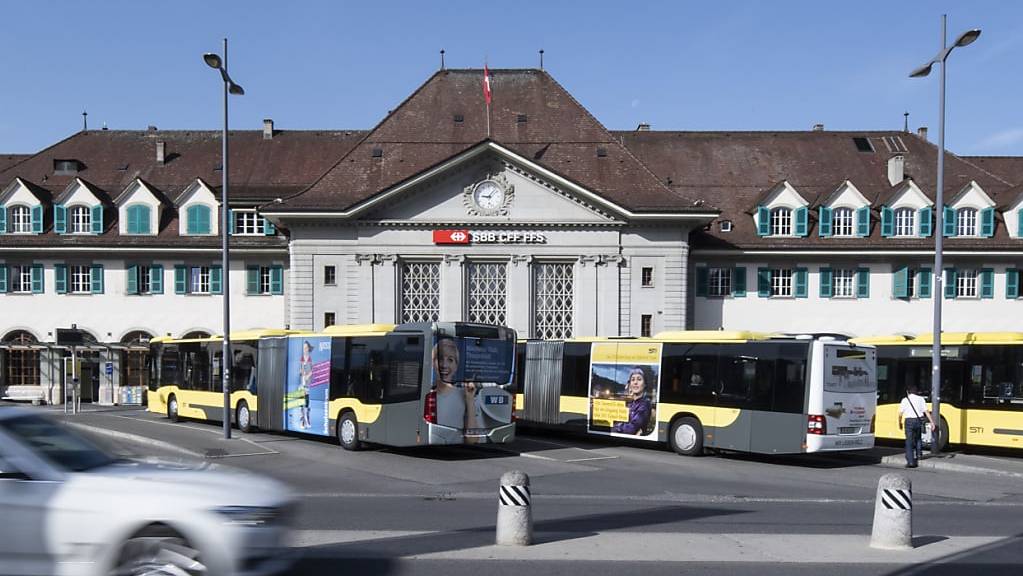 Parkierte Busse vor dem Bahnhof Thun