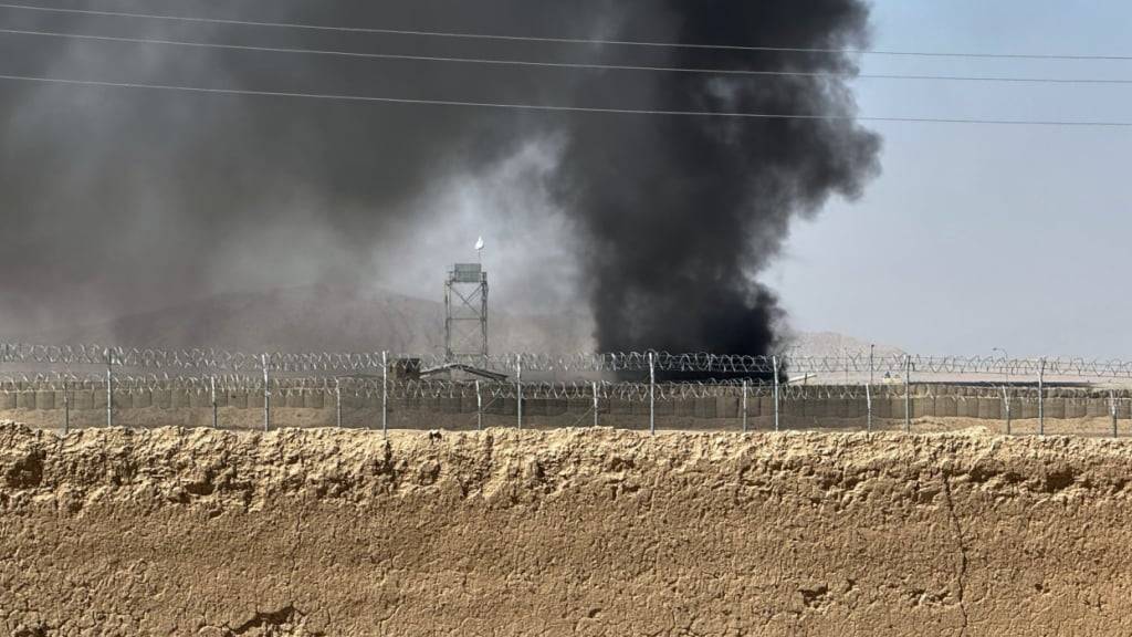 ARCHIV - Rauch steigt auf, nachdem eine Granate in einem Grenzgebiet während der Zusammenstöße zwischen pakistanischen und afghanischen Streitkräften explodiert ist - aufgenommen von der pakistanischen Seite der Grenze in der Nähe von Chaman. Foto: H. Achakzai/AP/dpa