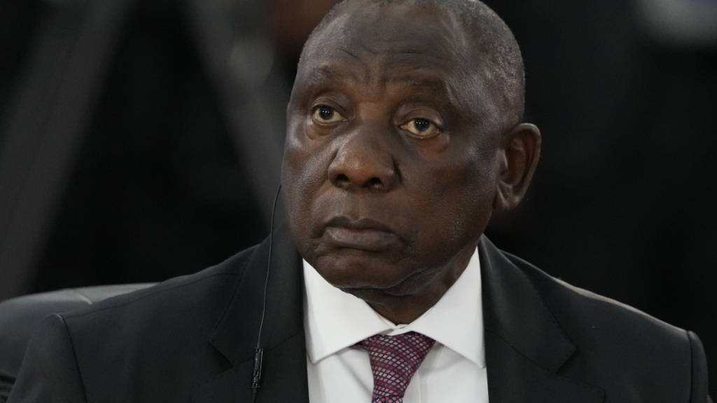 ARCHIV - Südafrikas Präsident Cyril Ramaphosa nimmt am 17. jährlichen BRICS-Gipfel teil. US-Präsident Donald Trump will Südafrika nicht zum G20-Gipfel 2026 einladen. Südafrikas Präsident Ramaphosa reagiert empört. Foto: Eraldo Peres/AP/dpa