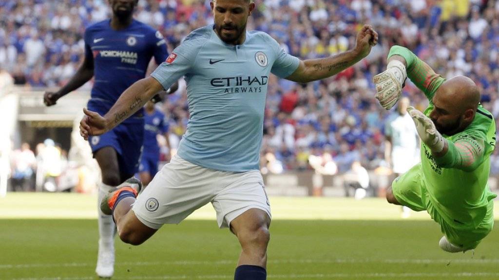 Matchwinner Sergio Agüero zwingt Chelseas Goalie Willy Caballero zu einer Flugeinlage