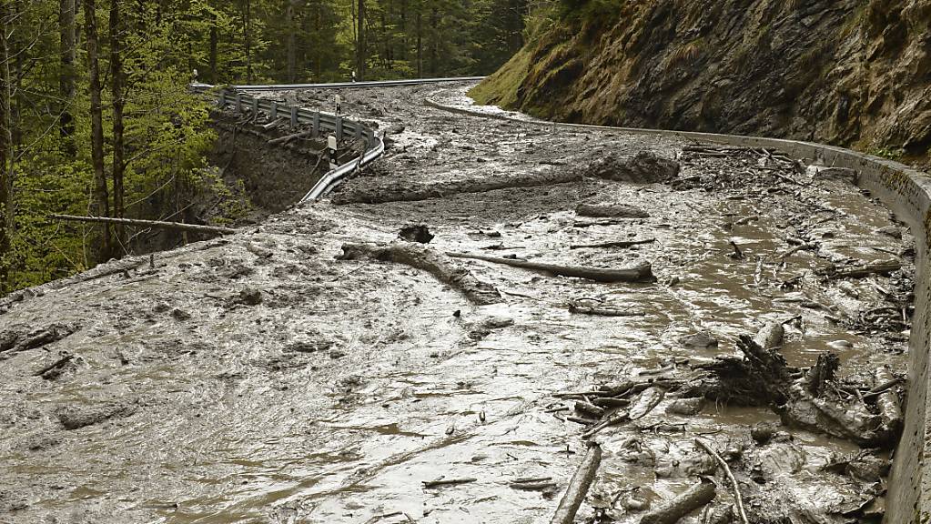 Überschwemmungen, Murgänge, Hitze und Schäden an der Infrastruktur: Die Bewältigung des Klimawandels wird laut einer Studie von Bund und Swiss Economics Milliarden kosten. (Archivbild)