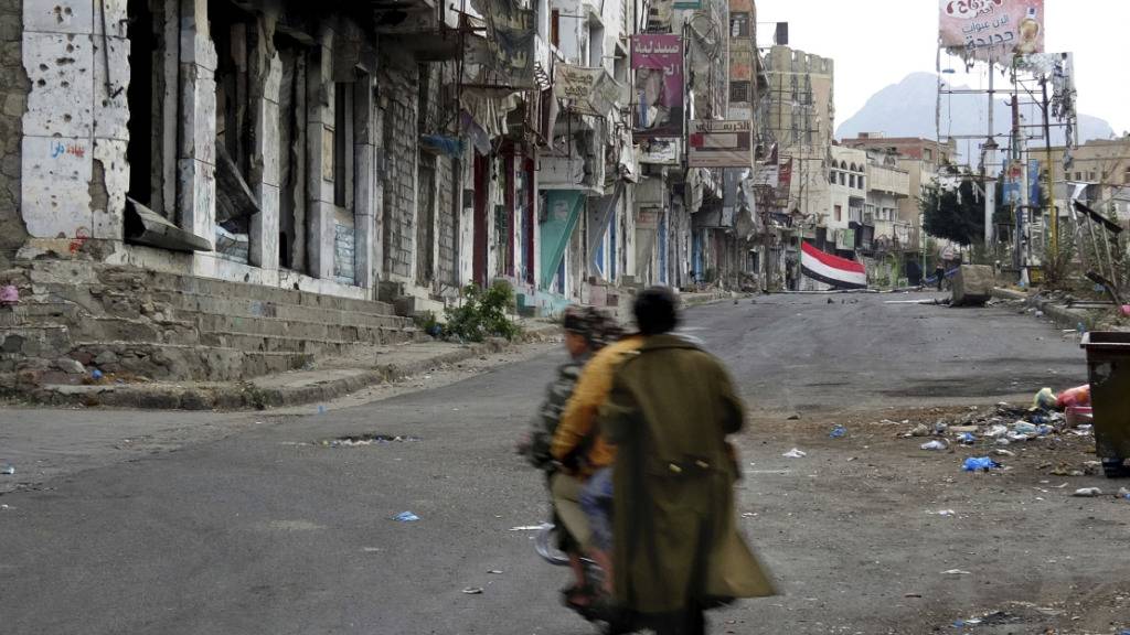 ARCHIV - Zerstörter Straßenzug im Jemen. Foto: Maad Al Zekri/AP/dpa/Archivbild