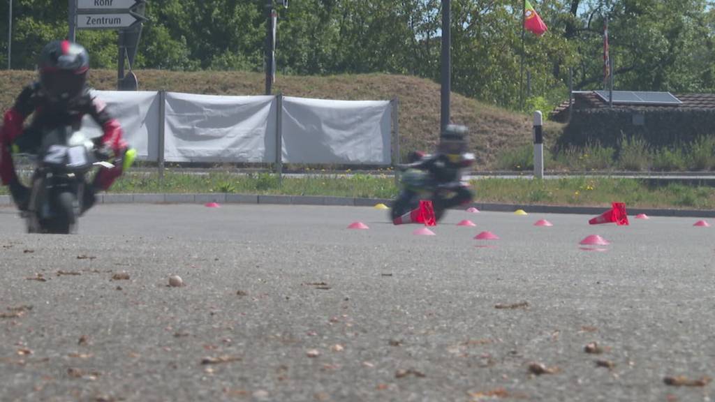 Mini Töfffahrer: Nachwuchs übt in Aarau Slalomfahren