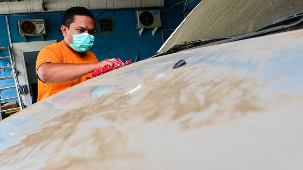 Vulkanausbruch legt Flugverkehr in Indonesien lahm
