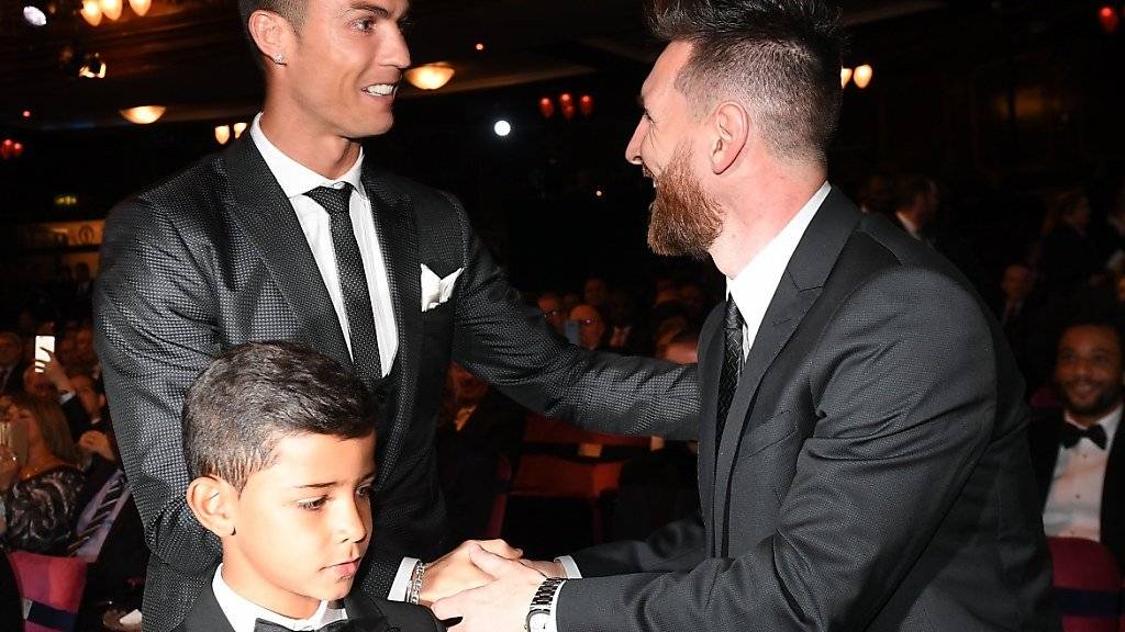 Freundliche Begrüssung unter Rivalen: Cristiano Ronaldo (mit Sohn) und Lionel Messi bei den FIFA-Awards in London