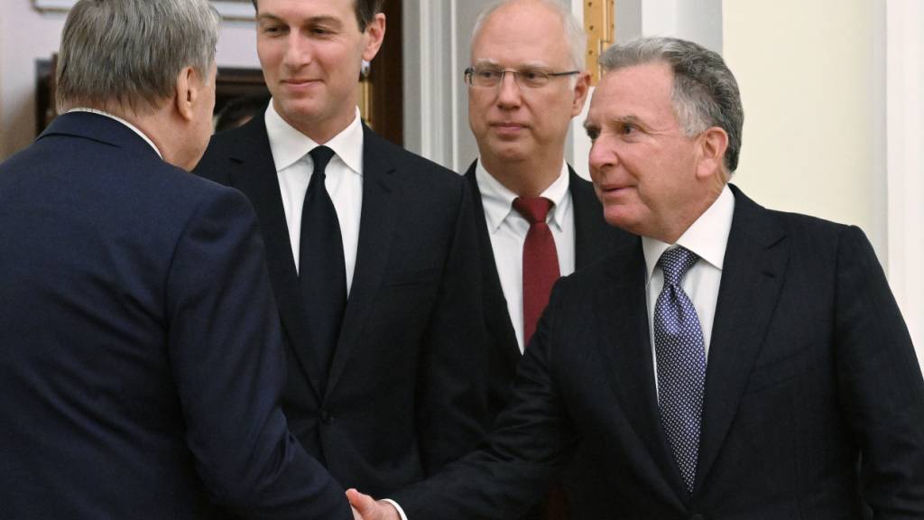 ARCHIV - Dieses von der staatlichen russischen Nachrichtenagentur Sputnik über AP zur Verfügung gestellte Foto zeigt den US-Sondergesandten Steve Witkoff (r), der vom außenpolitischen Berater des russischen Präsidenten, Juri Uschakow (l), begrüßt wird. Foto: Kristina Kormilitsyna/Sputnik, Kremlin Pool via AP/dpa - ACHTUNG: Nur zur redaktionellen Verwendung und nur mit vollständiger Nennung des vorstehenden Credits