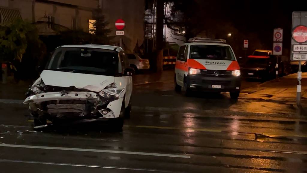 Autos krachen auf Forchstrasse zusammen – Deutscher begeht Fahrerflucht