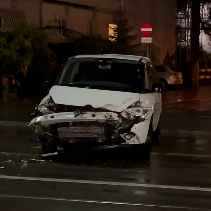 Autos krachen auf Forchstrasse zusammen – Deutscher begeht Fahrerflucht