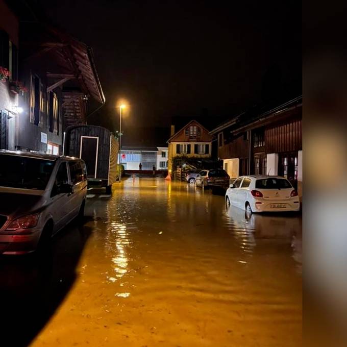 Heftiger Regen sorgt für überflutetes Dorf und überschwemmte Keller