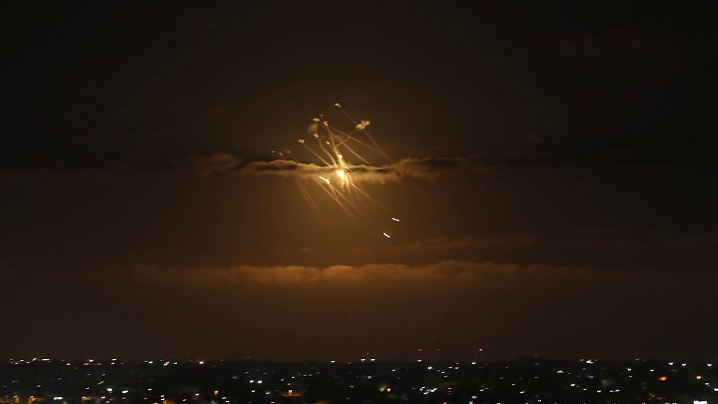 Das israelische Raketenabwehrsystem Iron Dome fängt Raketen ab, die aus dem Gazastreifen in Richtung Israel abgefeuert werden, aufgenommen vom Territorium der Palästinensische Autonomiegebiete.