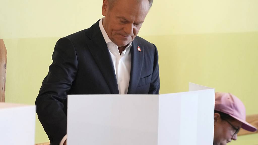 Der polnische Premierminister Donald Tusk führt eine zentristische, EU-freundliche Partei an. Foto: Czarek Sokolowski/AP/dpa