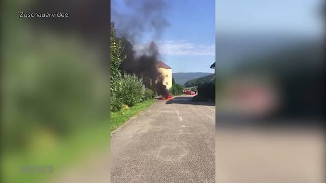 Personenwagen steht in Flammen