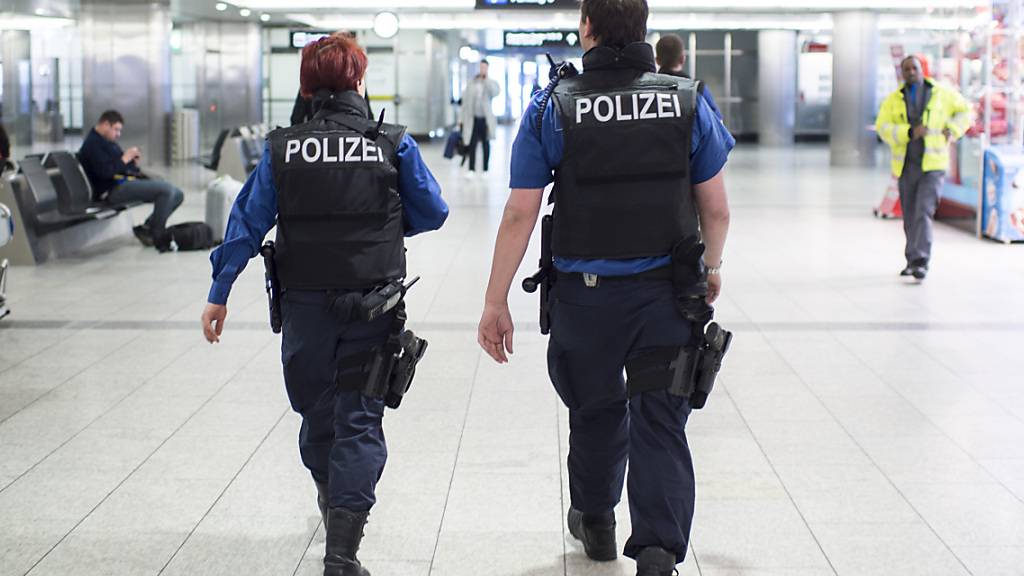 Die Zürcher Polizei hat am Flughafen einen mehrfachen Gepäckdieb geschnappt. (Symbolbild)