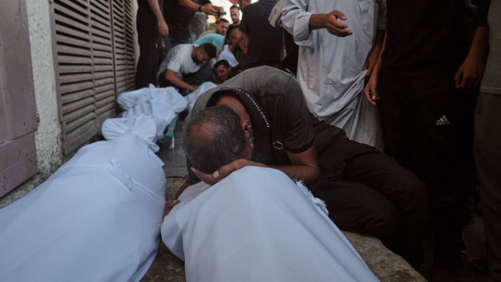 dpatopbilder - Trauernde nehmen an der Beerdigung von Palästinensern teil, die bei einem Angriff der israelischen Armee getötet wurden, vor dem Al-Aqsa-Krankenhaus in Deir al-Balah im zentralen Gazastreifen. Foto: Abdel Kareem Hana/AP/dpa