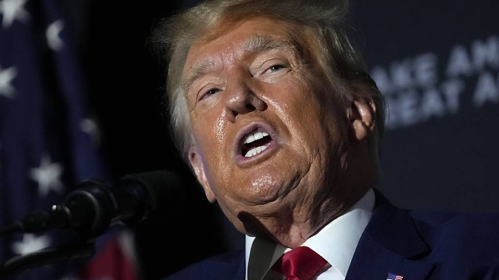 Donald Trump, ehemaliger Präsident der USA, spricht bei einer Wahlkampfveranstaltung in der Windham High School. Foto: Robert F. Bukaty/AP/dpa
