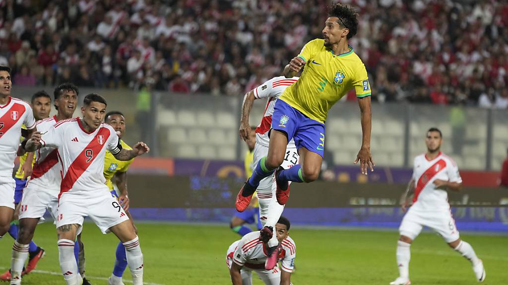 Brasiliens Innenverteidiger Marquinhos verwertet in Lima in der letzten Minute der regulären Spielzeit einen Corner von Neymar mit dem Kopf