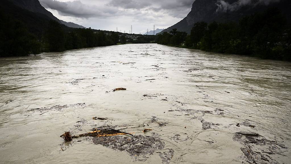 Im Kanton Wallis dürfte es am Samstag bis in die Nacht zu heftigen Gewittern kommen. Der Kanton warnt vor Hochwasser und Murgängen. (Archivbild)