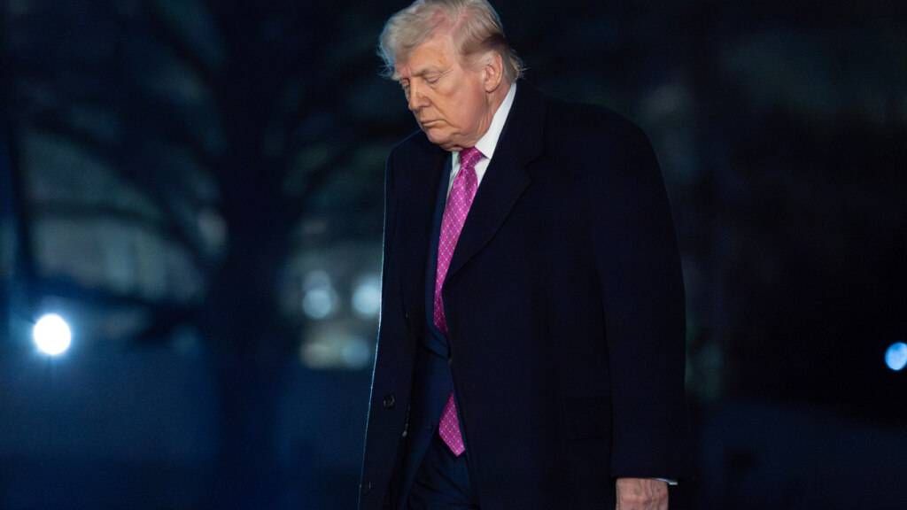 US-Präsident Donald Trump geht bei seiner Ankunft am Weißen Haus über den South Lawn. Foto: Jose Luis Magana/AP/dpa