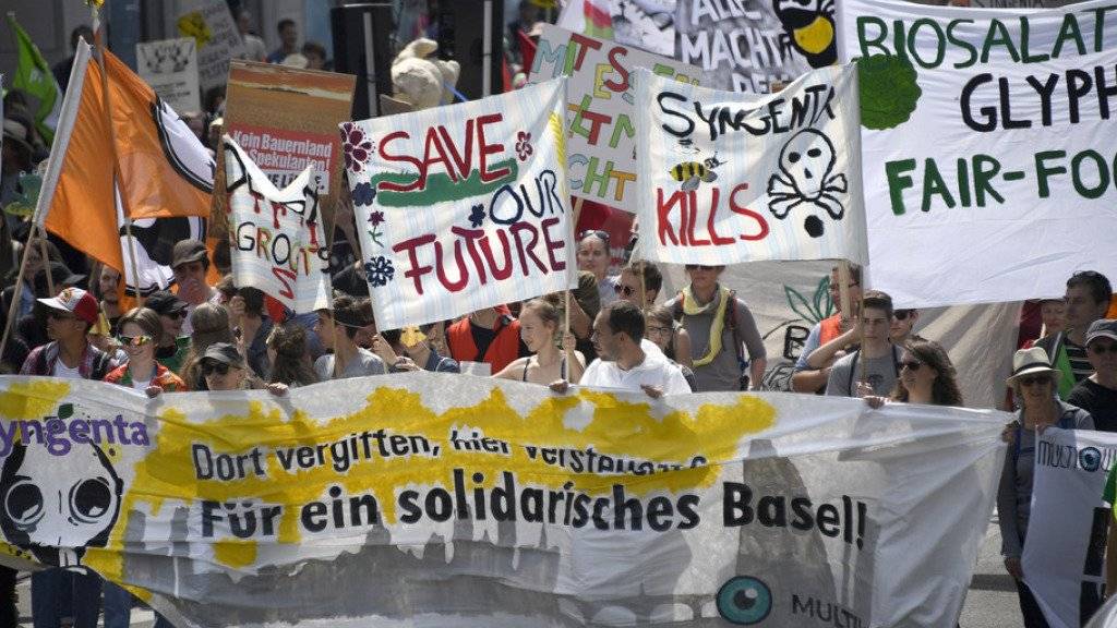 Mehr als 2000 Personen haben am Samstag in Basel gegen die «zerstörerische Macht der Agrokonzerne» protestiert. Sie fordern einen Richtungswechsel in der Landwirtschaftspolitik.