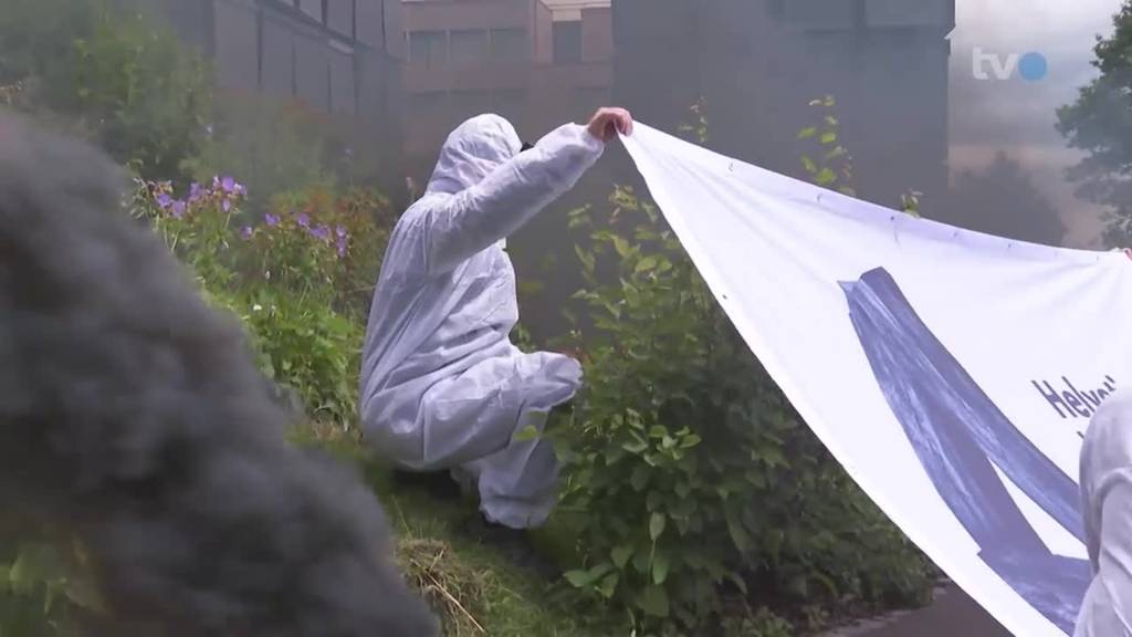 Protest-Aktion in St.Gallen: Klimaschützer fordern Ausstieg von Helvetia aus Kohle-Geschäften