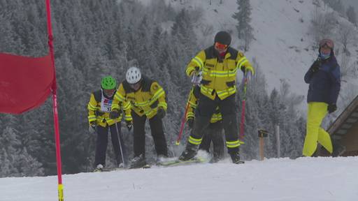 Diese Feuerwehrleute tauschen Schlauch und Leiter gegen die Skier