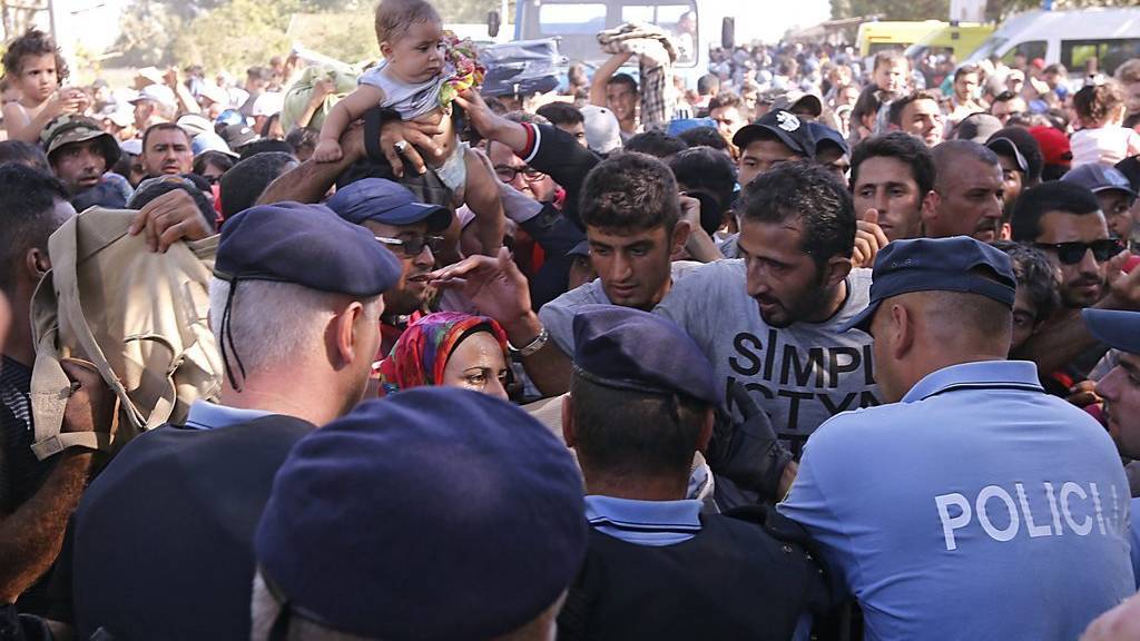 Flüchtlinge harren an der serbisch-kroatischen Grenze nähe Tovarnik aus.  (KEYSTONE)