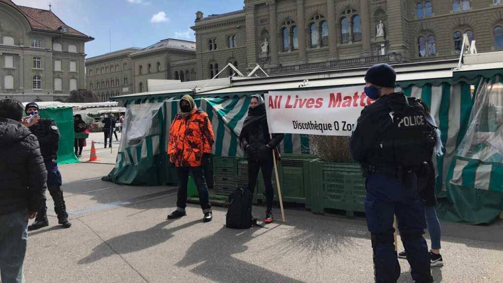 Polizisten kontrollieren in Bern eine Gruppe von Demonstranten aus der Westschweiz.