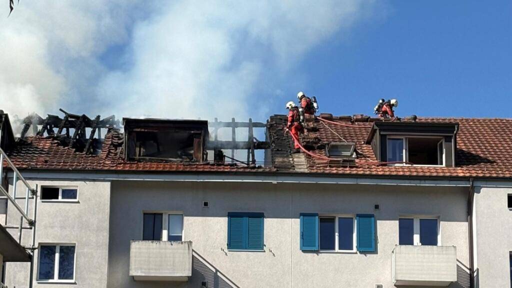 Beim Brand in einem Dachstock in Oberwinterthur ist am Dienstagmorgen eine Person gestorben.