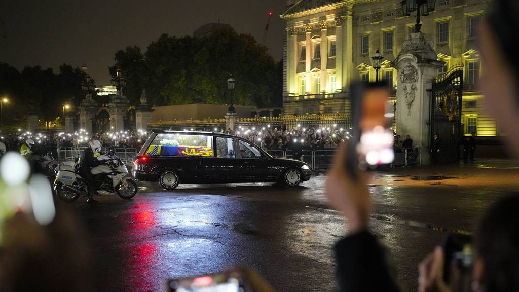 Der Sarg der Queen trifft in London im Buckingham-Palace ein