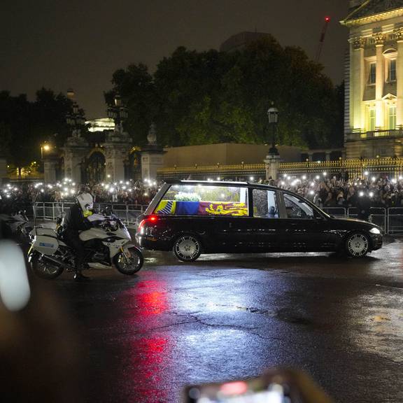 Der Sarg der Queen trifft in London im Buckingham-Palace ein