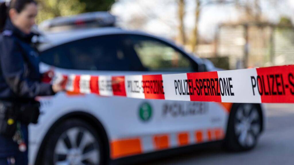 Nach einer Auseinandersetzung in einer Liegenschaft in Bad Ragaz SG mit zwei Verletzten, hat die Polizei den möglichen Täter festgenommen.