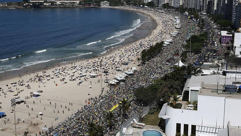 Die Copacabana in Rio de Janeiro: Der Freitag war der heisseste Oktobertag am berühmten Strand seit 100 Jahren. (Archivbild)